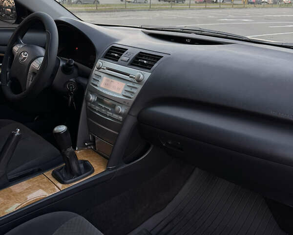 Черный Тойота Камри, объемом двигателя 2.4 л и пробегом 330 тыс. км за 9500 $, фото 20 на Automoto.ua