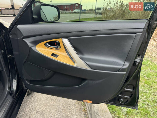 Черный Тойота Камри, объемом двигателя 2.4 л и пробегом 192 тыс. км за 10500 $, фото 17 на Automoto.ua