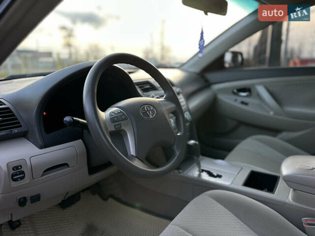 Чорний Тойота Камрі, об'ємом двигуна 2.4 л та пробігом 297 тис. км за 7999 $, фото 21 на Automoto.ua