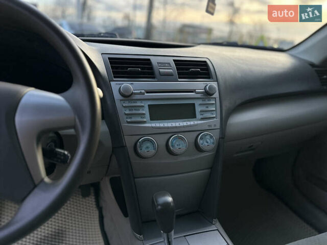 Чорний Тойота Камрі, об'ємом двигуна 2.4 л та пробігом 297 тис. км за 7999 $, фото 27 на Automoto.ua