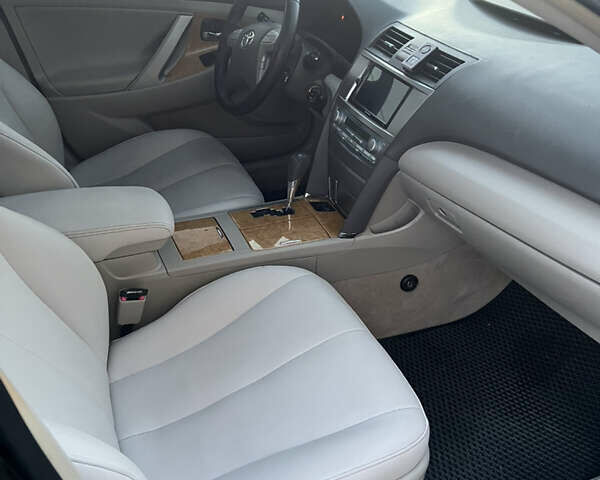 Чорний Тойота Камрі, об'ємом двигуна 2.36 л та пробігом 330 тис. км за 8700 $, фото 4 на Automoto.ua