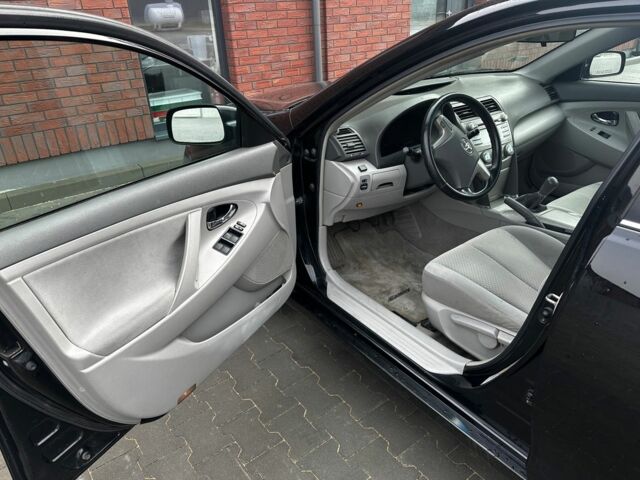 Чорний Тойота Камрі, об'ємом двигуна 2.4 л та пробігом 210 тис. км за 4550 $, фото 8 на Automoto.ua