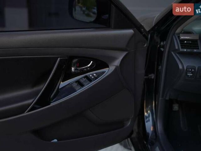 Черный Тойота Камри, объемом двигателя 3.5 л и пробегом 238 тыс. км за 10500 $, фото 12 на Automoto.ua