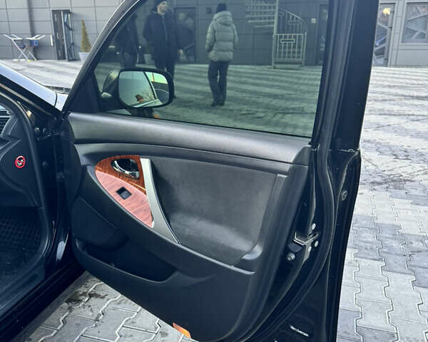 Черный Тойота Камри, объемом двигателя 2.4 л и пробегом 330 тыс. км за 7999 $, фото 7 на Automoto.ua