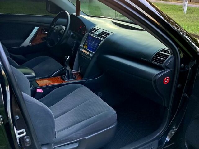 Чорний Тойота Камрі, об'ємом двигуна 2.4 л та пробігом 235 тис. км за 8700 $, фото 2 на Automoto.ua