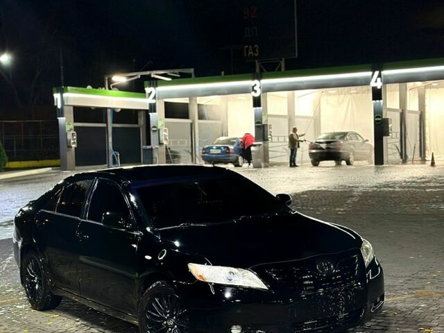 Черный Тойота Камри, объемом двигателя 2.4 л и пробегом 330 тыс. км за 8500 $, фото 1 на Automoto.ua