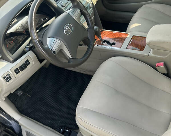 Черный Тойота Камри, объемом двигателя 2.4 л и пробегом 306 тыс. км за 8000 $, фото 1 на Automoto.ua