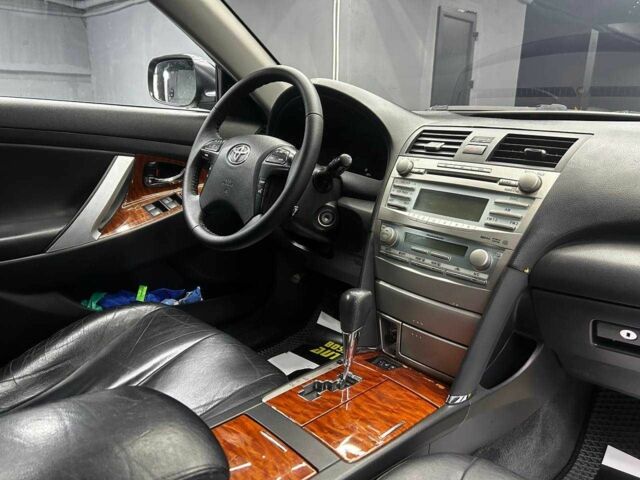 Черный Тойота Камри, объемом двигателя 2.4 л и пробегом 290 тыс. км за 8000 $, фото 7 на Automoto.ua