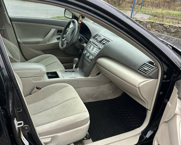 Черный Тойота Камри, объемом двигателя 2.4 л и пробегом 232 тыс. км за 6850 $, фото 12 на Automoto.ua