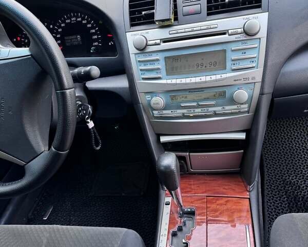 Черный Тойота Камри, объемом двигателя 2.4 л и пробегом 240 тыс. км за 8700 $, фото 7 на Automoto.ua