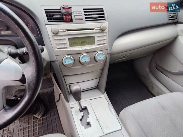 Черный Тойота Камри, объемом двигателя 2.4 л и пробегом 367 тыс. км за 7900 $, фото 11 на Automoto.ua