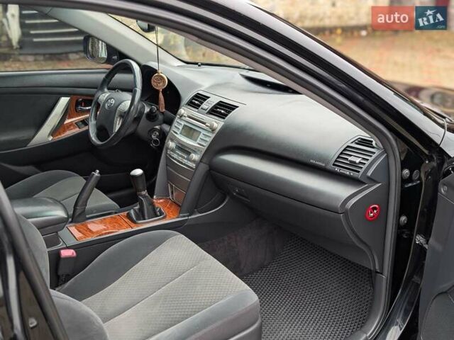 Черный Тойота Камри, объемом двигателя 2.4 л и пробегом 238 тыс. км за 7699 $, фото 28 на Automoto.ua