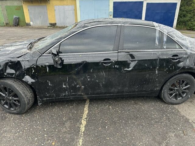 Черный Тойота Камри, объемом двигателя 2.4 л и пробегом 200 тыс. км за 4000 $, фото 1 на Automoto.ua