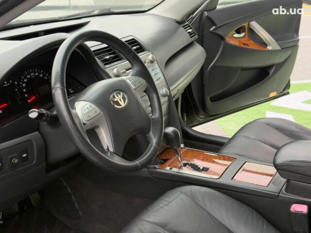 Чорний Тойота Камрі, об'ємом двигуна 2.4 л та пробігом 224 тис. км за 7990 $, фото 24 на Automoto.ua