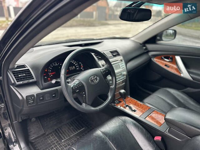 Черный Тойота Камри, объемом двигателя 2.4 л и пробегом 238 тыс. км за 8500 $, фото 27 на Automoto.ua