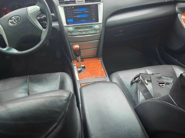 Черный Тойота Камри, объемом двигателя 3.5 л и пробегом 300 тыс. км за 7800 $, фото 6 на Automoto.ua