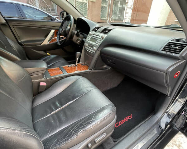 Черный Тойота Камри, объемом двигателя 2.4 л и пробегом 320 тыс. км за 9999 $, фото 17 на Automoto.ua