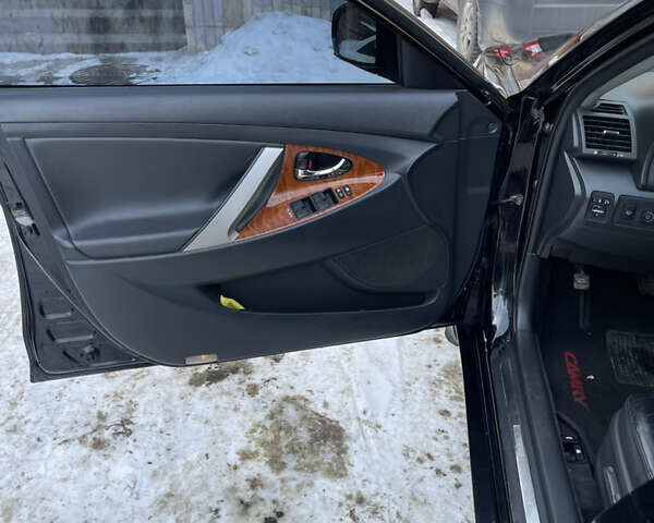 Черный Тойота Камри, объемом двигателя 2.4 л и пробегом 320 тыс. км за 9999 $, фото 24 на Automoto.ua