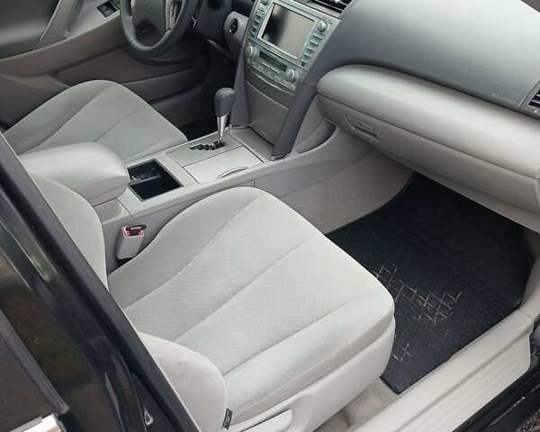 Черный Тойота Камри, объемом двигателя 2.36 л и пробегом 268 тыс. км за 9500 $, фото 6 на Automoto.ua