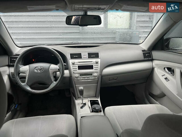 Чорний Тойота Камрі, об'ємом двигуна 2.4 л та пробігом 267 тис. км за 9800 $, фото 5 на Automoto.ua