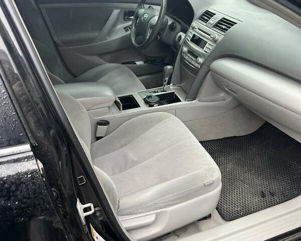 Чорний Тойота Камрі, об'ємом двигуна 2.4 л та пробігом 267 тис. км за 9800 $, фото 4 на Automoto.ua