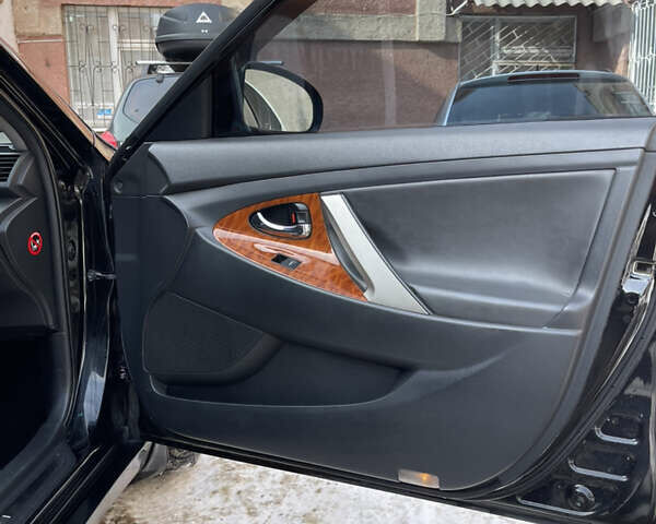 Черный Тойота Камри, объемом двигателя 2.4 л и пробегом 320 тыс. км за 9999 $, фото 18 на Automoto.ua