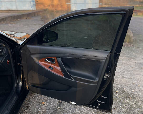 Черный Тойота Камри, объемом двигателя 2.4 л и пробегом 366 тыс. км за 6500 $, фото 11 на Automoto.ua