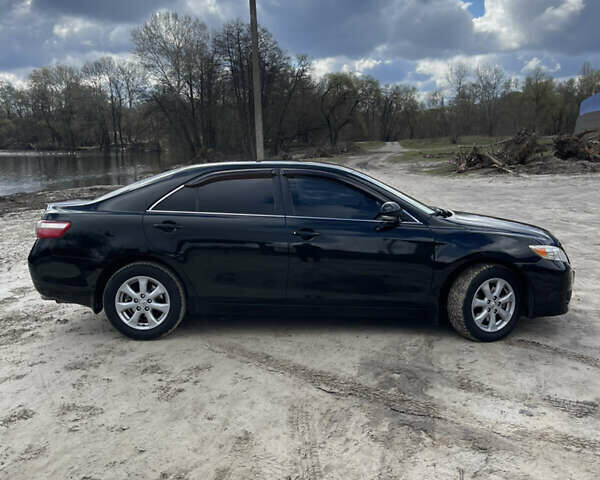 Черный Тойота Камри, объемом двигателя 2.4 л и пробегом 320 тыс. км за 9999 $, фото 2 на Automoto.ua