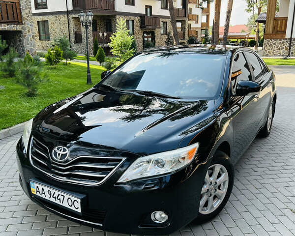 Черный Тойота Камри, объемом двигателя 2.4 л и пробегом 300 тыс. км за 10500 $, фото 1 на Automoto.ua
