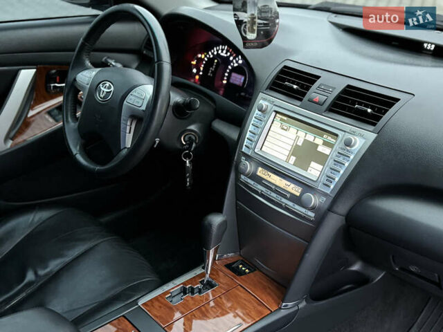 Черный Тойота Камри, объемом двигателя 2.4 л и пробегом 206 тыс. км за 10750 $, фото 74 на Automoto.ua