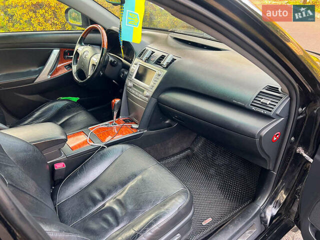 Черный Тойота Камри, объемом двигателя 3.5 л и пробегом 293 тыс. км за 9990 $, фото 21 на Automoto.ua