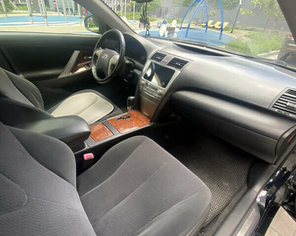 Чорний Тойота Камрі, об'ємом двигуна 2.4 л та пробігом 260 тис. км за 10000 $, фото 17 на Automoto.ua
