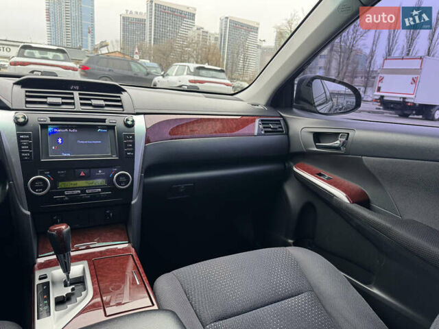 Черный Тойота Камри, объемом двигателя 2.5 л и пробегом 143 тыс. км за 12999 $, фото 21 на Automoto.ua