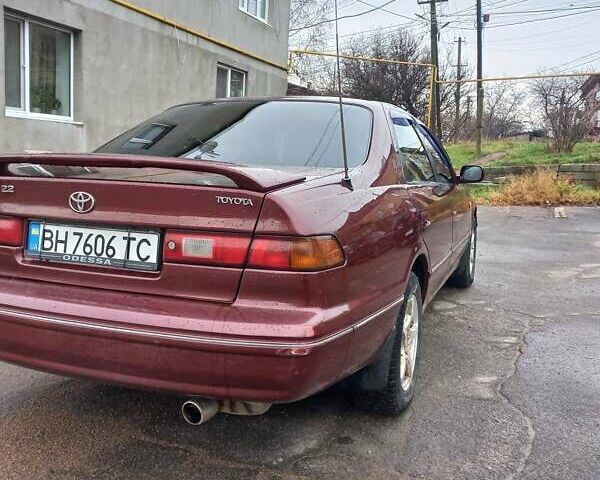 Красный Тойота Камри, объемом двигателя 2.16 л и пробегом 406 тыс. км за 3500 $, фото 3 на Automoto.ua