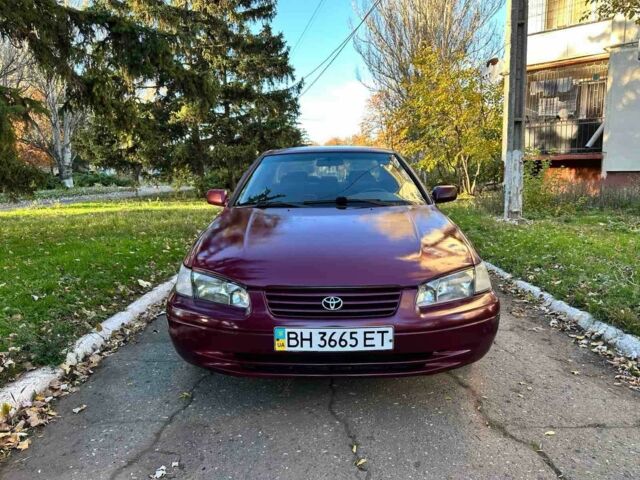 Красный Тойота Камри, объемом двигателя 3 л и пробегом 340 тыс. км за 2950 $, фото 1 на Automoto.ua