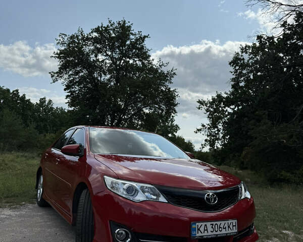 Красный Тойота Камри, объемом двигателя 2.49 л и пробегом 161 тыс. км за 13500 $, фото 1 на Automoto.ua