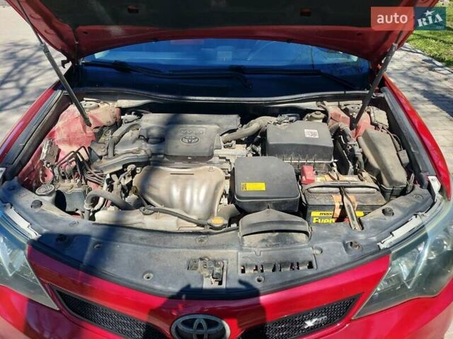 Красный Тойота Камри, объемом двигателя 2.5 л и пробегом 180 тыс. км за 12000 $, фото 1 на Automoto.ua