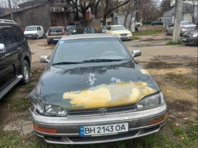 Серый Тойота Камри, объемом двигателя 2.2 л и пробегом 300 тыс. км за 2000 $, фото 1 на Automoto.ua