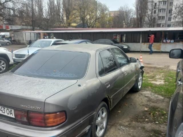 Серый Тойота Камри, объемом двигателя 2.2 л и пробегом 300 тыс. км за 2000 $, фото 3 на Automoto.ua