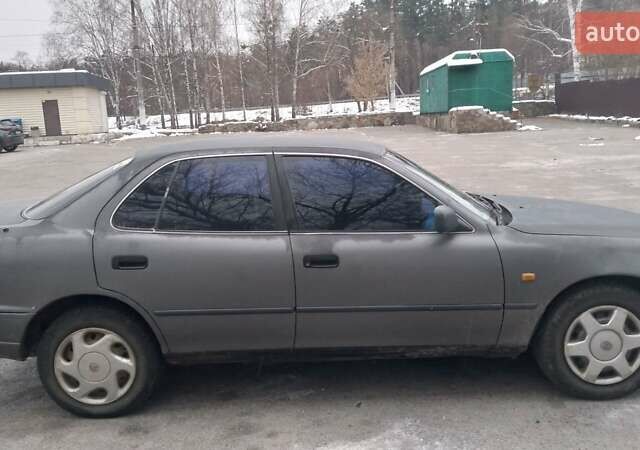 Серый Тойота Камри, объемом двигателя 2.2 л и пробегом 400 тыс. км за 1700 $, фото 2 на Automoto.ua