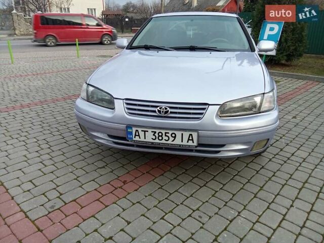 Серый Тойота Камри, объемом двигателя 2.2 л и пробегом 350 тыс. км за 2750 $, фото 1 на Automoto.ua