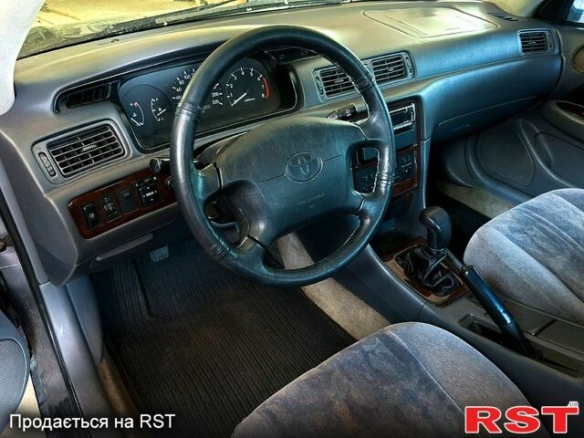 Серый Тойота Камри, объемом двигателя 2.2 л и пробегом 196 тыс. км за 4400 $, фото 1 на Automoto.ua