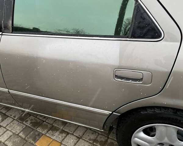 Сірий Тойота Камрі, об'ємом двигуна 2.2 л та пробігом 300 тис. км за 3000 $, фото 13 на Automoto.ua