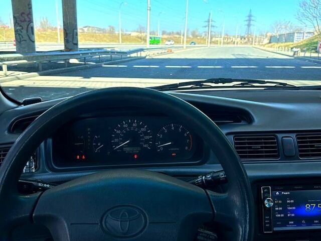 Серый Тойота Камри, объемом двигателя 2.2 л и пробегом 288 тыс. км за 3200 $, фото 2 на Automoto.ua