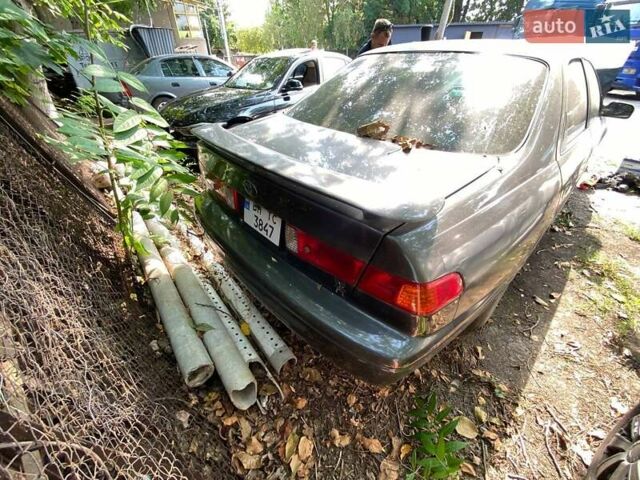 Серый Тойота Камри, объемом двигателя 2.2 л и пробегом 240 тыс. км за 1450 $, фото 2 на Automoto.ua