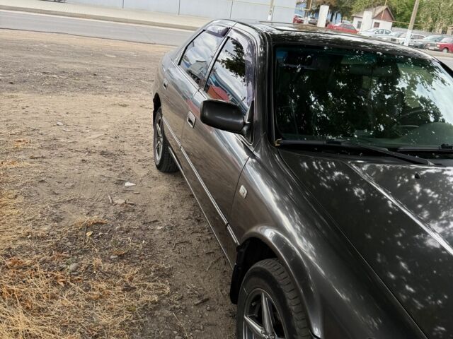 Серый Тойота Камри, объемом двигателя 3 л и пробегом 320 тыс. км за 4000 $, фото 3 на Automoto.ua