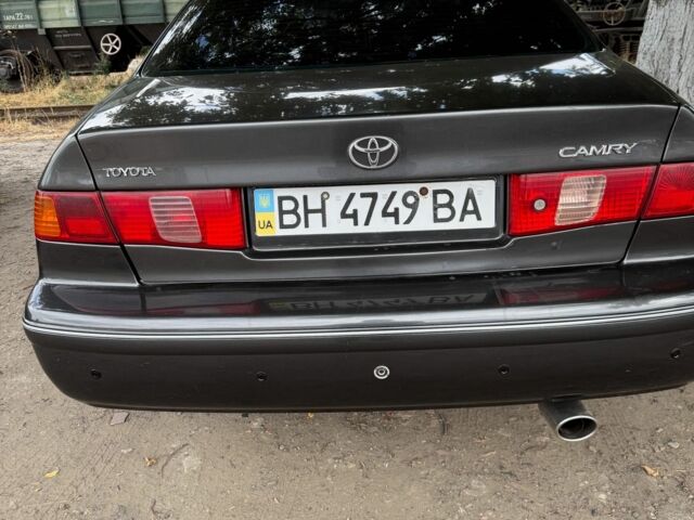 Серый Тойота Камри, объемом двигателя 3 л и пробегом 320 тыс. км за 4000 $, фото 1 на Automoto.ua