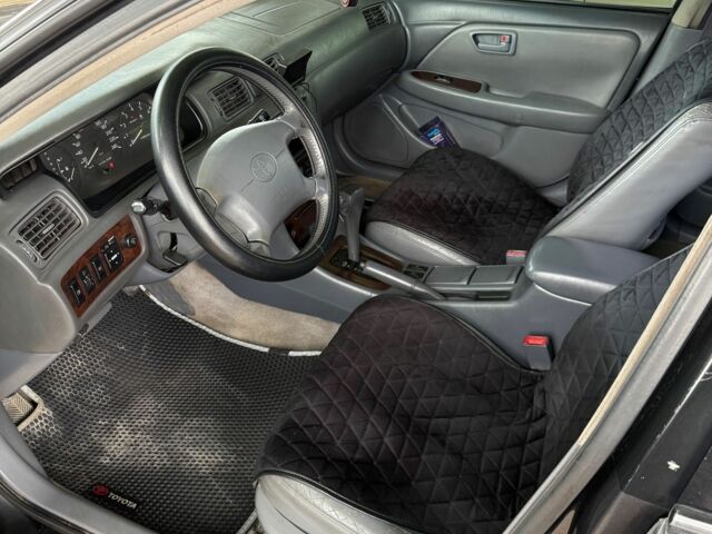 Серый Тойота Камри, объемом двигателя 3 л и пробегом 320 тыс. км за 4000 $, фото 4 на Automoto.ua