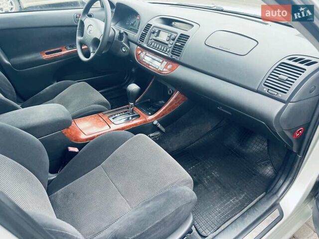 Сірий Тойота Камрі, об'ємом двигуна 2.4 л та пробігом 216 тис. км за 5999 $, фото 31 на Automoto.ua