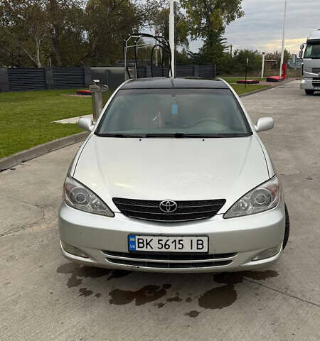 Серый Тойота Камри, объемом двигателя 2.4 л и пробегом 400 тыс. км за 5000 $, фото 1 на Automoto.ua